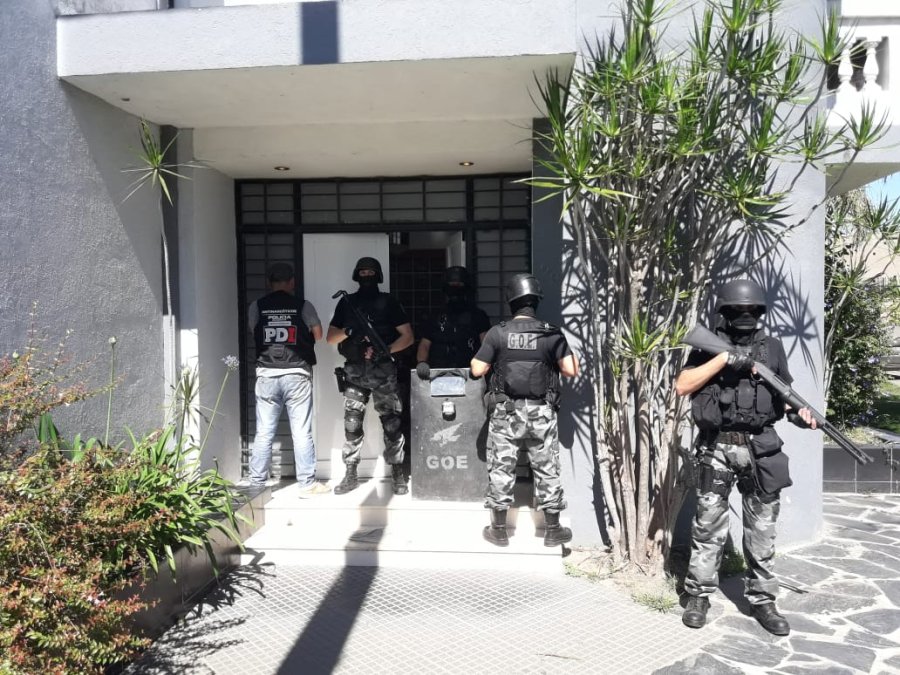 FOTO MIN.SEG.STA.FE EL PESO DE LA LEY. Personal de la PDI y del GOE durante uno de los siete allanamientos realizados en la capital provincial.