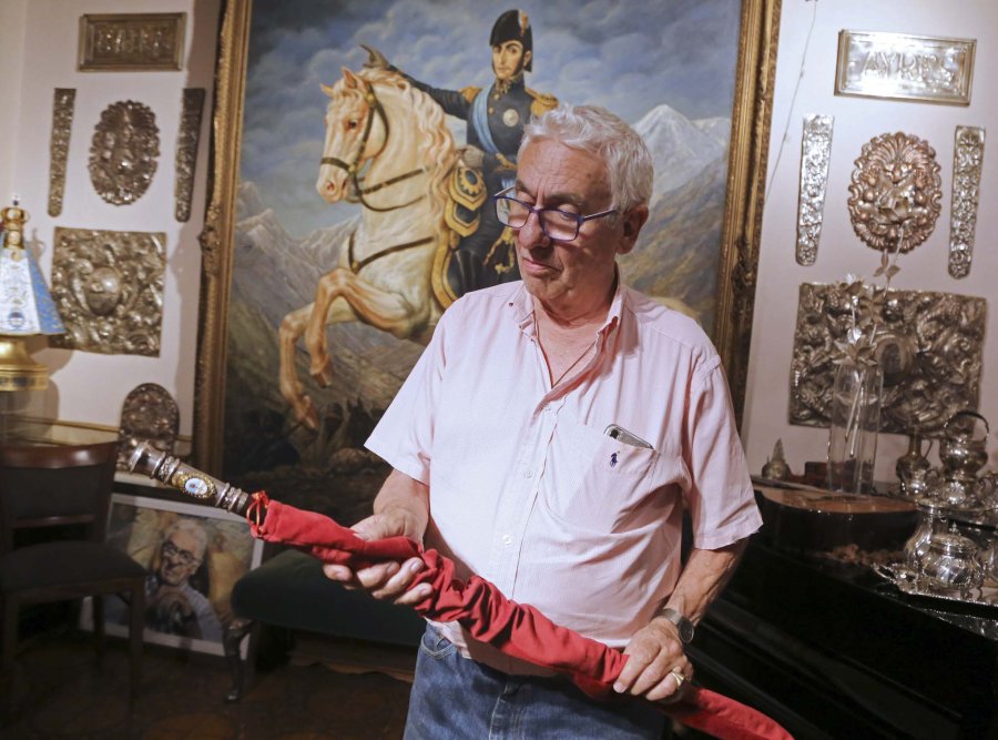 FOTO NA EN SU TALLER. Juan Carlos Pallarols levanta el bast&oacute;n que recibir&aacute; Alberto Fern&aacute;ndez en diciembre.