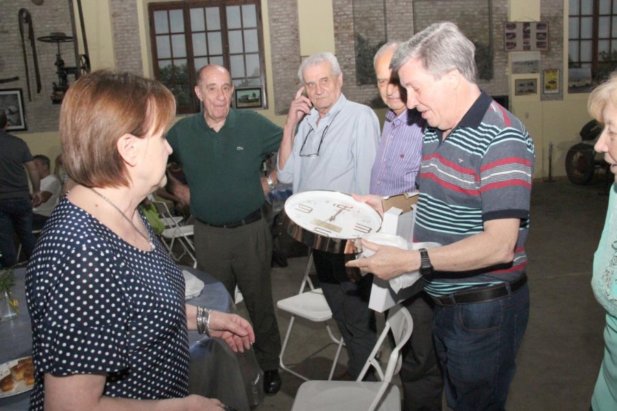 FOTO J. BARRERA JUNTOS. Todo el personal de Imprenta y Diario LA OPINION en una excelente noche en el Club de Autos Antiguos.  MENSAJE. Víctor Hugo al momento de agradecer al Diario y repasar pinceladas de su trayectoria periodística.  PRESENTES. El