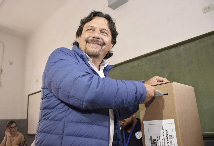 FOTO NA GUSTAVO SAENZ. El flamante gobernador salte&ntilde;o cuando emiti&oacute; su sufragio.