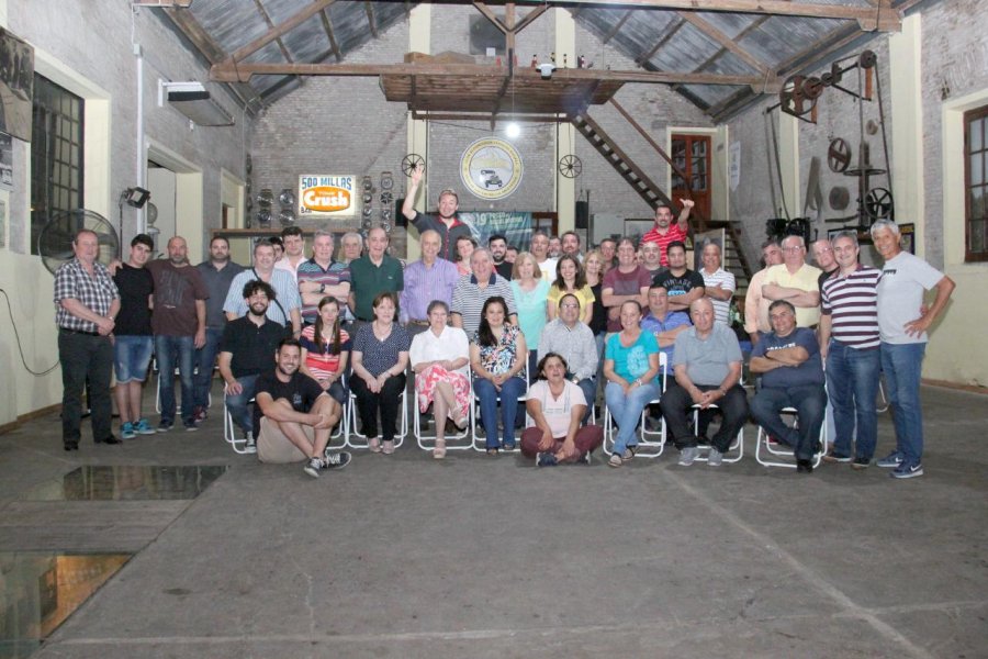FOTO J. BARRERA JUNTOS. Todo el personal de Imprenta y Diario LA OPINION en una excelente noche en el Club de Autos Antiguos.  MENSAJE. V&iacute;ctor Hugo al momento de agradecer al Diario y repasar pinceladas de su trayectoria period&iacute;stica.  PRESENTES. El