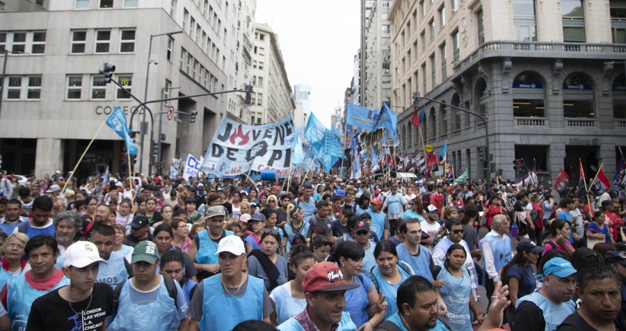 FOTO NA MASIVA MARCHA. Fue del Obelisco hacia la Embajada de Bolivia en Buenos Aires.