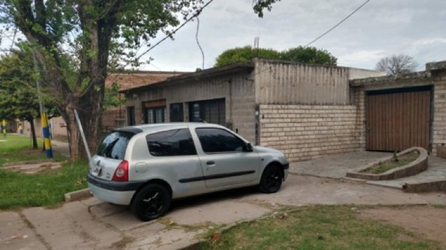 FOTO LA CAPITAL LA ESCENA DEL HECHO. Un adolescente de 16 a&ntilde;os muri&oacute;. Al parecer los sicarios lo buscaban a &eacute;l.