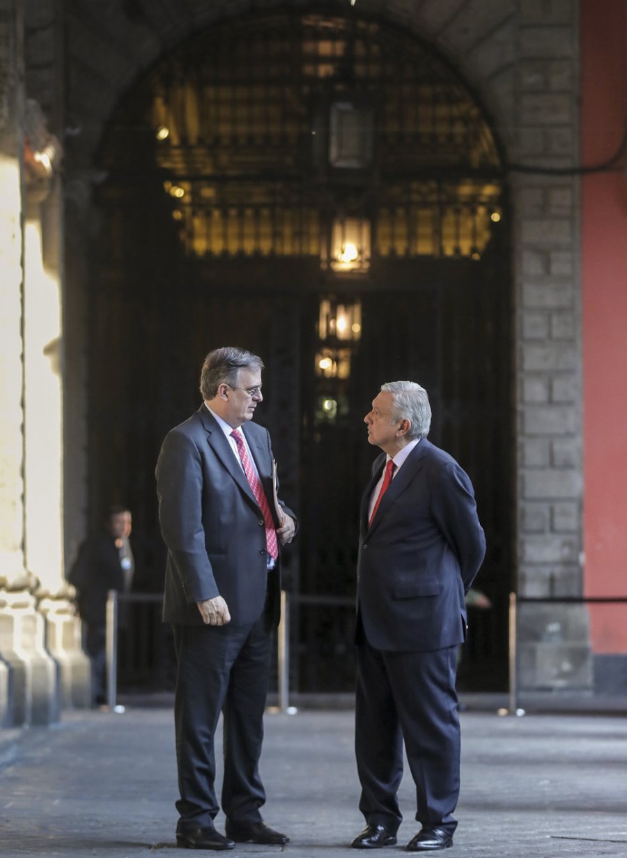 FOTO NA DECISIONES. El canciller de M&eacute;xico, Marcelo Ebrard, junto al presidente de ese pa&iacute;s, L&oacute;pez Obrador.