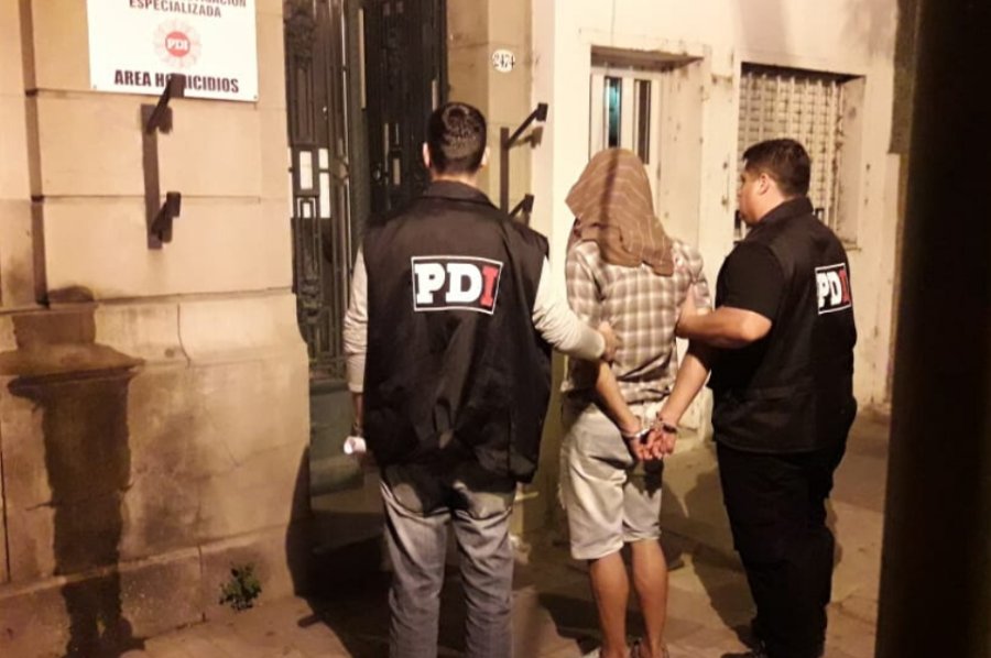 FOTO PDI HASTA ACA LLEGASTE. El brutal asesino y violador de Esperanza se entreg&oacute; en la Subcomisar&iacute;a 17 de Santa Fe.