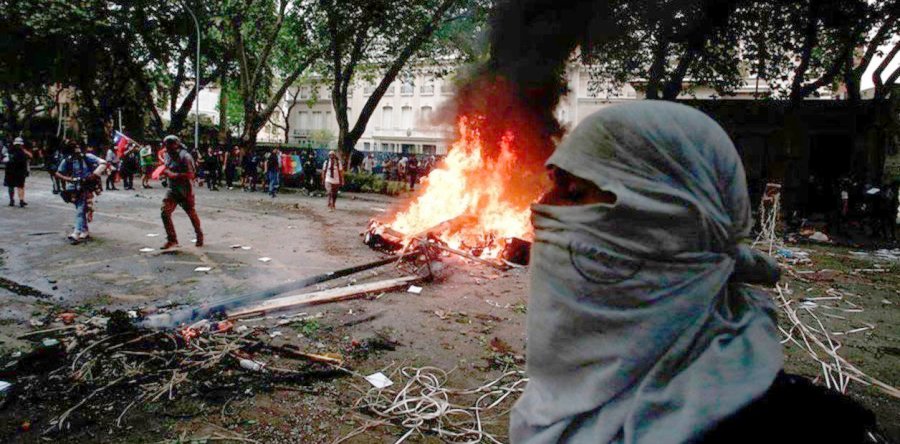 FOTO LA TERCERA/CHILE SEDE DIPLOMATICA. Volvi&oacute; a ser blanco de los violentos en Santiago.