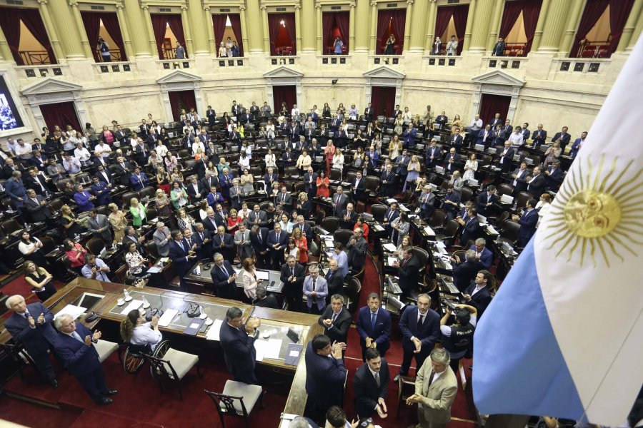 FOTO NA SUPERPOBLACION LEGISLATIVA. Diputados y senadores durante la Asamblea en el Congreso.