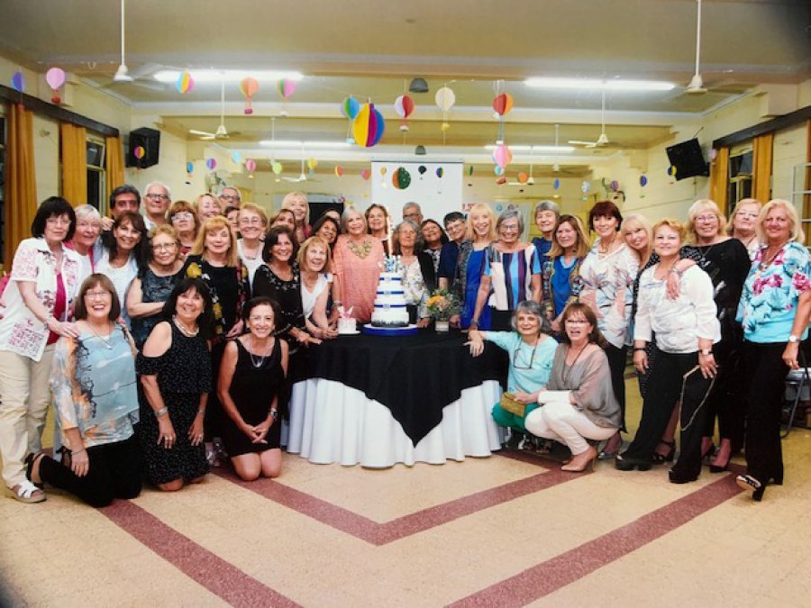 FOTO PRENSA CENTRO// BODAS DE ORO Y DE PLATA//Quienes cumplieron cincuenta y veinticinco años de su egreso en un momento de la reciente celebración.