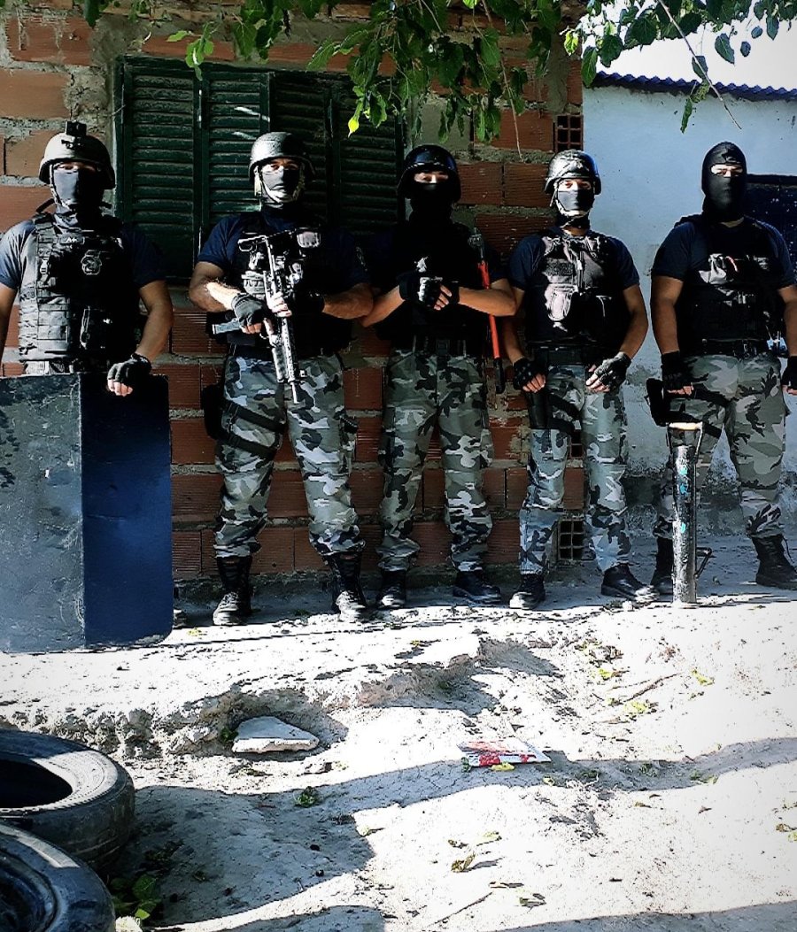 FOTO LA OPINION DETENIDO EN UN PROCEDIMIENTO. En otro suceso la Polic&iacute;a secuestr&oacute; cerca de $ 4 mil, un tel&eacute;fono celular y prendas de vestir en un allanamiento en barrio Mora.
