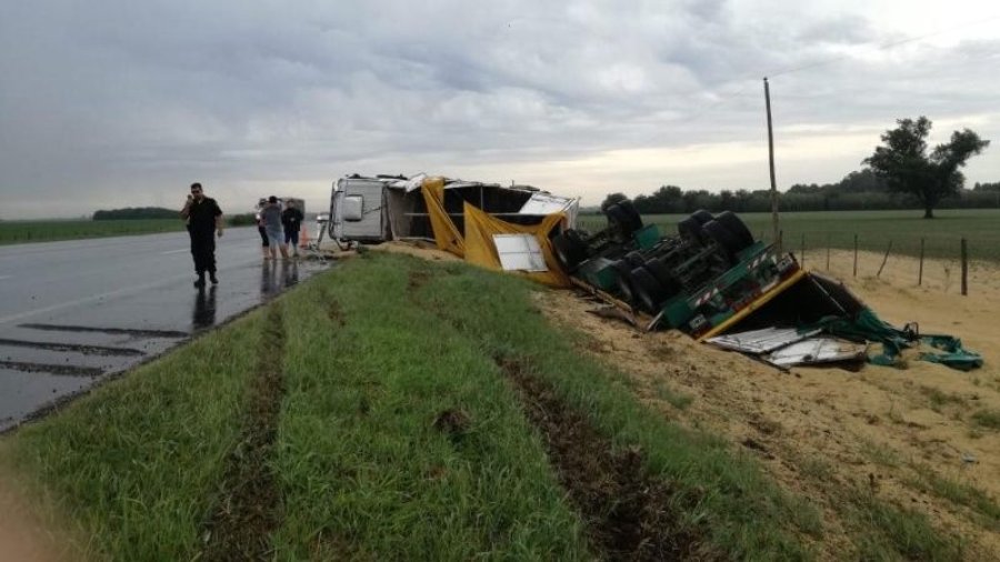 FOTO ROSARIO3 CAMION CON SOJA. En otro hecho volc&oacute; un cami&oacute;n en la ruta. Los tres ocupantes del veh&iacute;culo resultaron ilesos.