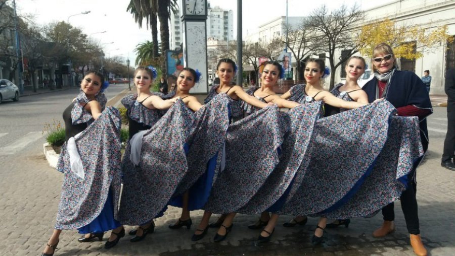 FOTO FACEBOOK// BALLET SISAYAY//Algunas de las integrantes junto a la Directora.