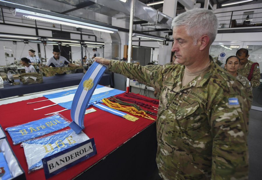 FOTO NA A ESTRENAR. Un militar muestra parte de la banda que est&aacute; en plena confecci&oacute;n.