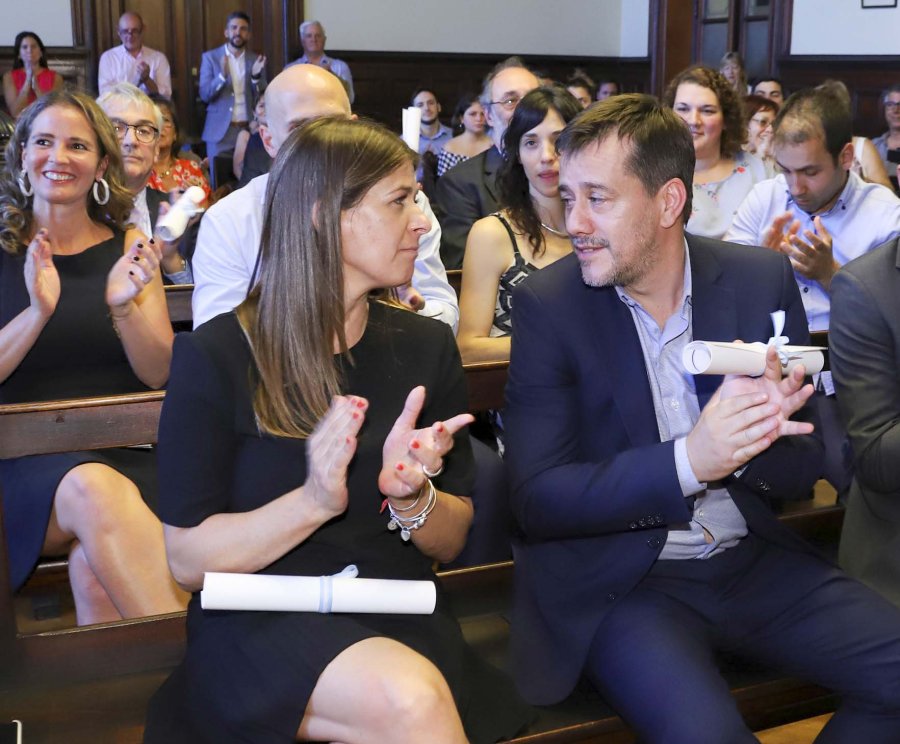 FOTO NA SENADORES. Guadalupe Tagliaferrri (Juntos por el Cambio) y Mariano Recalde (Frente de Todos) al recibir sus diplomas