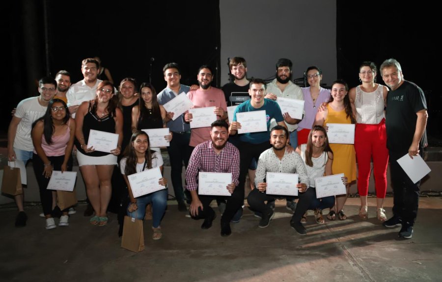 FOTO PRENSA R M// CIERRE./ Roberto Mirabella dirigiéndose a la cuantiosa presencia de jóvenes. CERTIFICADOS./ Un grupo de jóvenes junto a Roberto Mirabella.