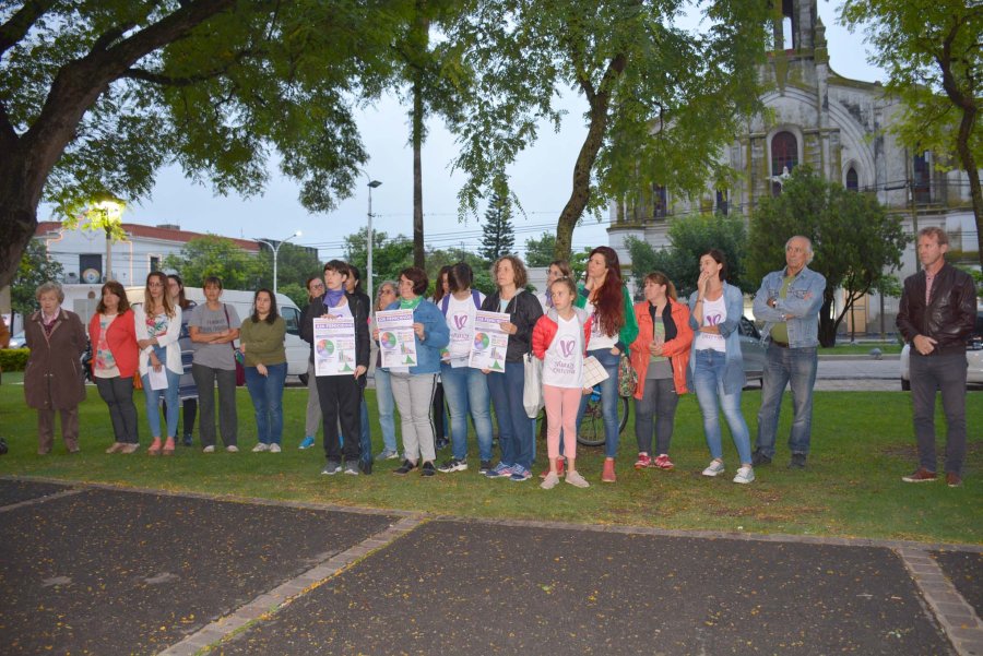 FOTO COMUNICACION// BANCO ROJO// Está ubicado en la plaza Libertad, frente a la parroquia San Carlos. CEREMONIA./ Un momento del acto desarrollado el pasado lunes.