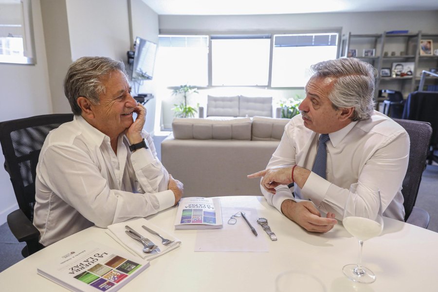 FOTO NA CAMISAS BLANCAS. Duhalde y Fern&aacute;ndez a pura charla.