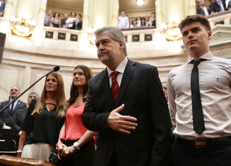 FOTO PRENSA SENADO NUEVO SENADOR NACIONAL. Roberto Mirabella junto a su esposa Rosana y sus hijos Catalina y Santino en el momento de prestar juramento.