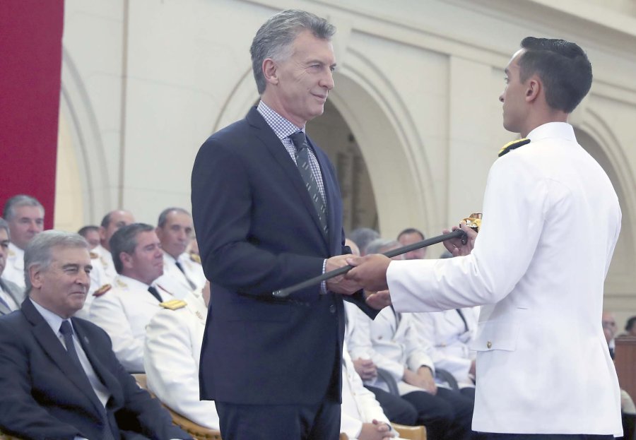 FOTO NA MACRI. El Presidente saluda a uno de los nuevos oficiales.