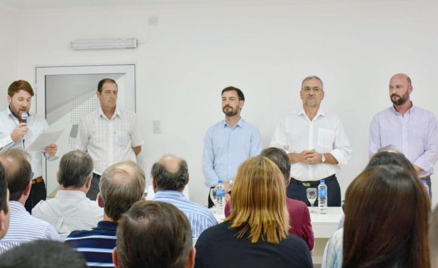 FOTO PRENSA AC// PLACAS./ El hito histórico fue testimoniado en una placa recordativa. CEREMONIA./ Fue presidida por el titular del organismo, Fabio Barbero, acompañado por el senador Alcides Calvo, Héctor Perotti y Sebastián Rancaño. ENTREGA DE CRED