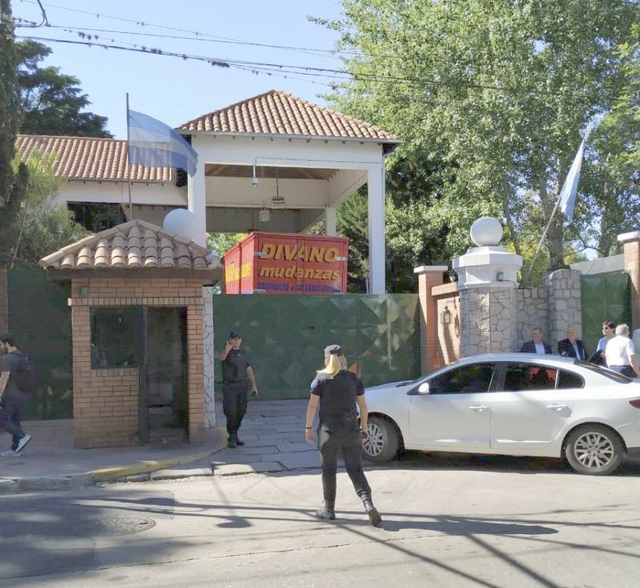 FOTO NA CAMBIO. Cami&oacute;n de mudanzas ingresa a Olivos.