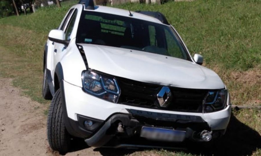 FOTO MOVIL QUIQUE EN SUNCHALES. Una camioneta Renault Duster manejada por un joven cay&oacute; a un zanj&oacute;n.