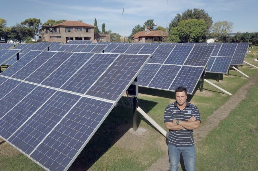FOTO INTERNET ENERGIA SOLAR. Laurentino L&oacute;pez Candioti, junto a los paneles que dan energ&iacute;a al establecimiento.