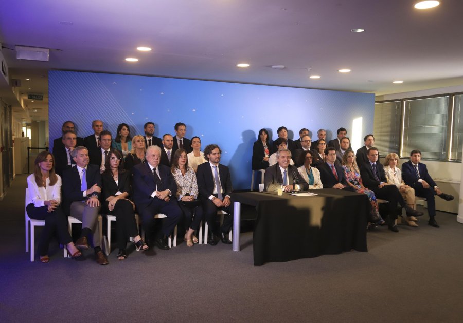 FOTO NA FERNANDEZ Y EQUIPO. El presidente electo junto a sus ministros y secretarios, entre ellos los santafesinos Rossi y Bielsa.