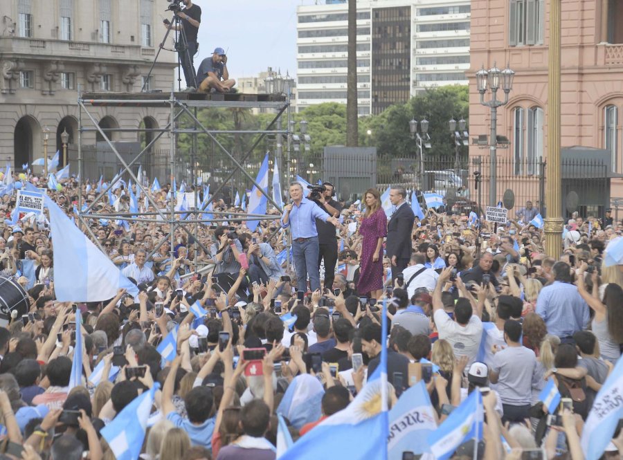 FOTO NA CHAU. Macri, junto a Awada y Pichetto, en Plaza de Mayo.