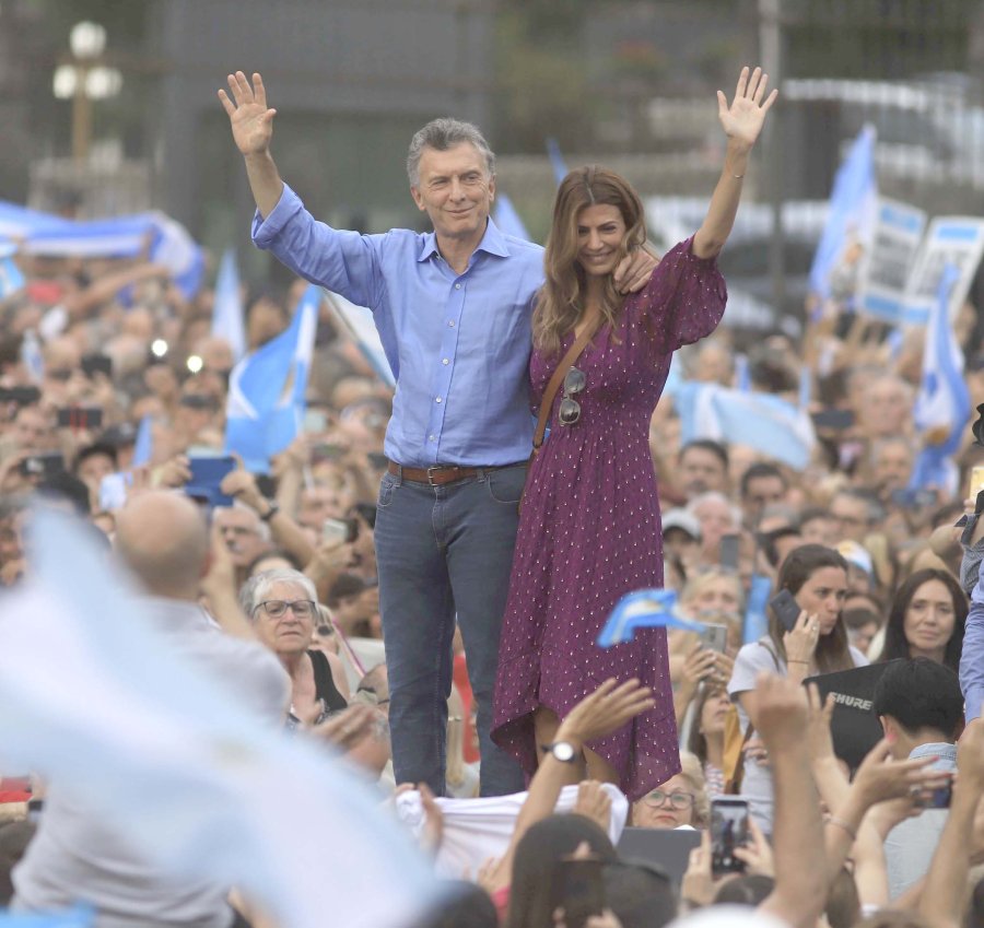 FOTO NA MACRI. El s&aacute;bado, durante la despedida con la gente en Plaza de Mayo.