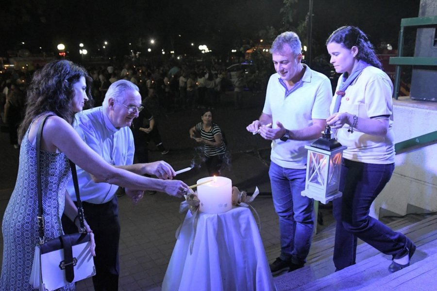 FOTO PRENSA MUNICIPAL CON LA LUZ. El obispo Luis Fern&aacute;ndez junto al intendente Luis Castellano.  FOTO PRENSA MUNICIPAL COROS. Se presentaron en las escalinatas del edificio municipal.