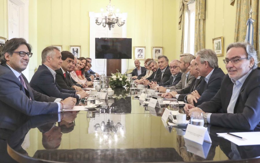 FOTO NA FIN DE LA PRESIDENCIA. Macri con su gabinete y durante el brindis con personal de la Rosada.
