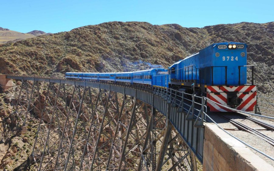 FOTO ARCHIVO UNA POSTAL. Una de las tantas escenas que atraen a los turistas.  FOTO ARCHIVO IMPONENTE.  Así se observa al puente que transita el Tren a las Nubes.  FOTO ARCHIVO TURISTAS.  Es muy importante la cantidad de gente que utiliza el servicio