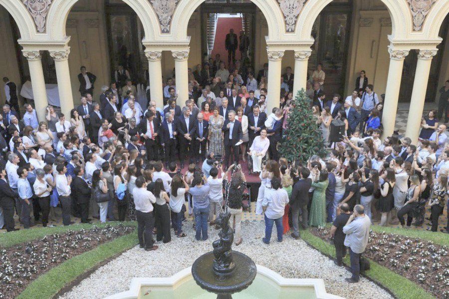 FOTO NA FIN DE LA PRESIDENCIA. Macri con su gabinete y durante el brindis con personal de la Rosada.