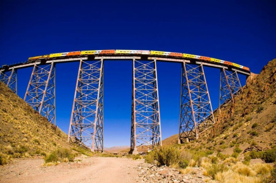 FOTO ARCHIVO UNA POSTAL. Una de las tantas escenas que atraen a los turistas.  FOTO ARCHIVO IMPONENTE.  As&iacute; se observa al puente que transita el Tren a las Nubes.  FOTO ARCHIVO TURISTAS.  Es muy importante la cantidad de gente que utiliza el servicio