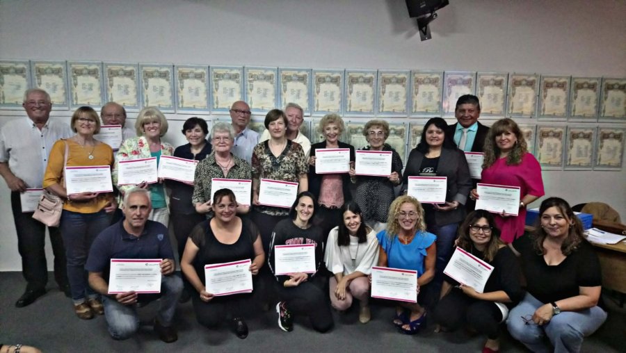 FOTO PM TODOS CONTENTOS. Mar&iacute;a Julia Davicino, subsecretaria de Gesti&oacute;n y Participaci&oacute;n, junto a personal municipal y miembros del Consejo de Adultos Mayores (CAM).