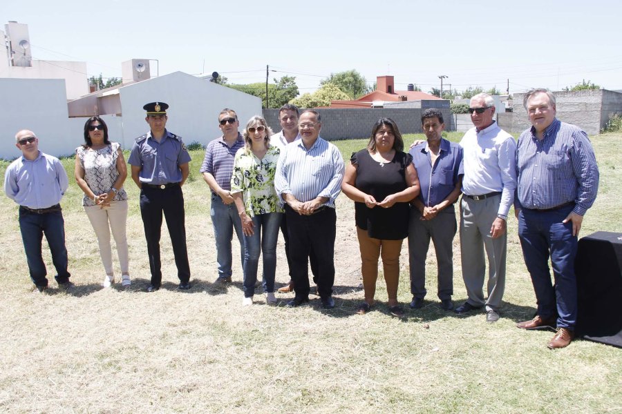 FOTO PRENSA MUNICIPALIDAD// CEREMONIA.// Las autoridades y los adjudicatarios durante la ceremonia. CORTE DE CINTAS./ La tradicional realización concretada por las autoridades y adjudicatarios.