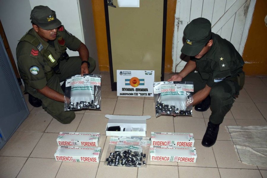 FOTO GNA COCAINA. Los gendarmes exhiben las 80 c&aacute;psulas de coca&iacute;na que el hombre llevaba alojadas en su tracto digestivo.