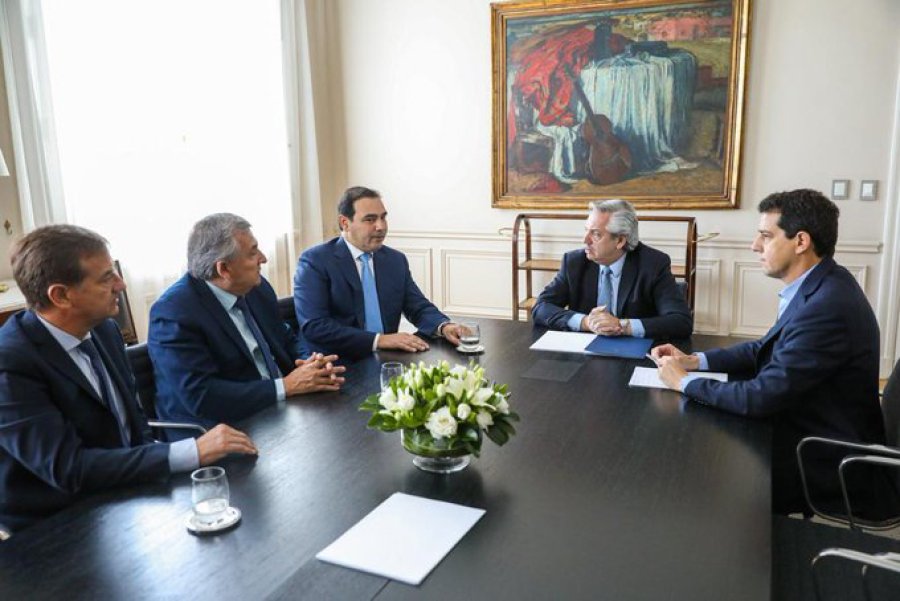 FOTO TWITTR CON GOBERNADORES RADICALES. Fern&aacute;ndez junto a Wado de Pedro se reunieron con Morales, Vald&eacute;z y Su&aacute;rez.