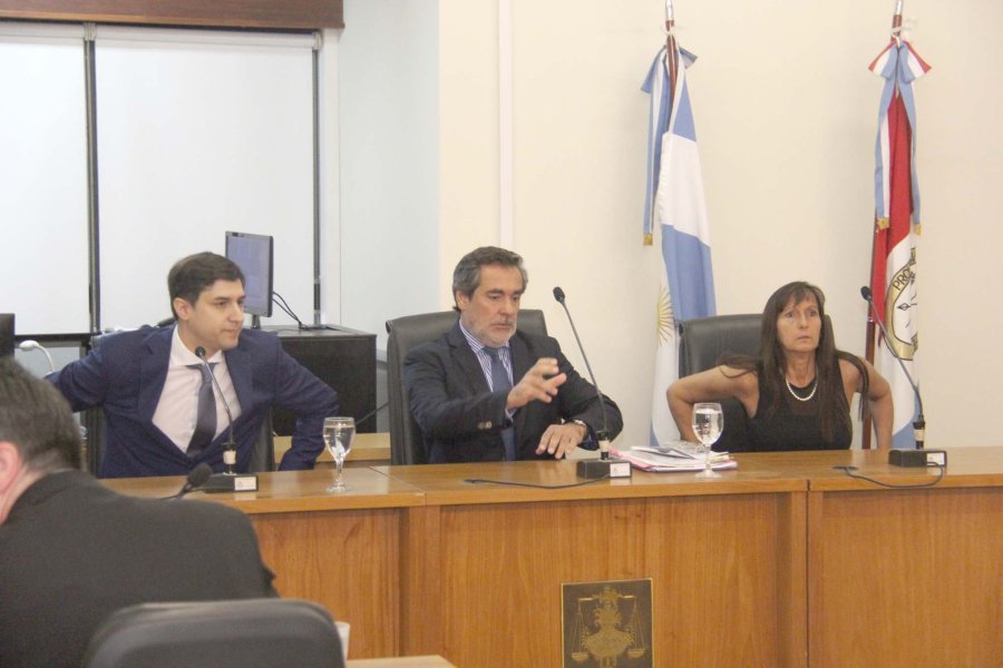 FOTO JORGE BARRERA TRIBUNAL PLURIPERSONAL. Integrado por los jueces Javier Bottero, Cristina Fortunato y Juan Peralta, se conform&oacute; por la magnitud de la pena.  FOTO JORGE BARRERA EN TRIBUNALES. Cristian Ariel Peludero en uno de sus tantos ingresos al