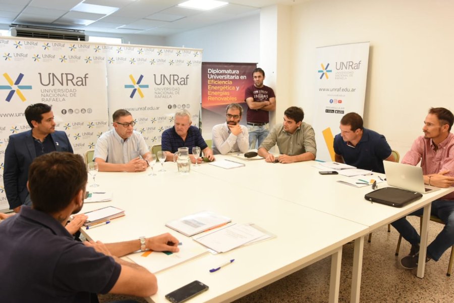 FOTO COMUNICACION UNRAF// DIPLOMATURA EN ENERGIAS RENOVABLES. El rector, Dr. Rub&eacute;n Asc&uacute;a, encabez&oacute; la presentaci&oacute;n de proyectos.