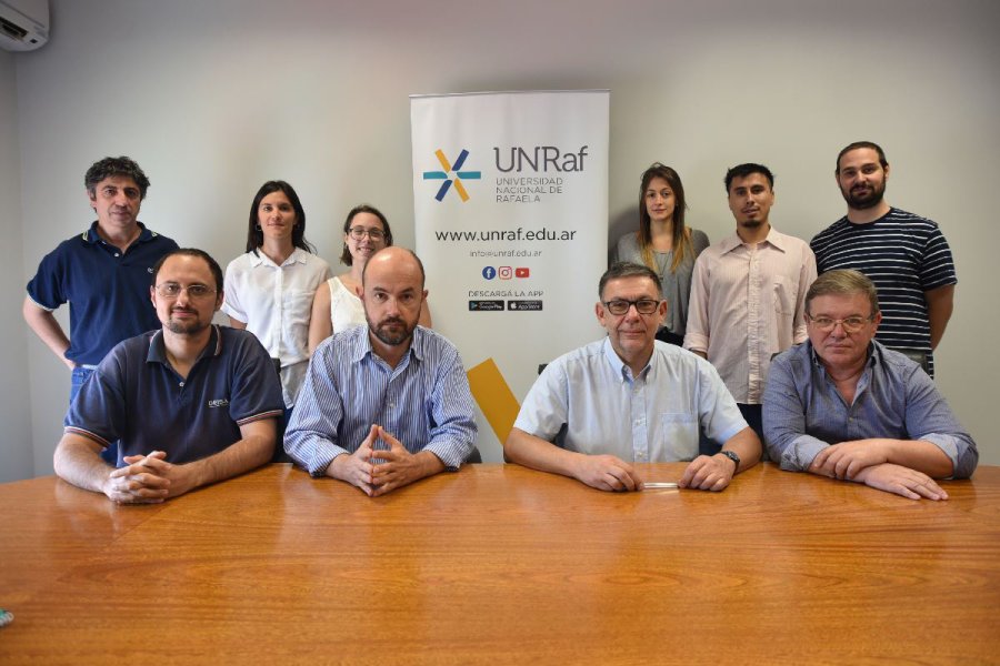 CONVENIO./  Dr. Rub&eacute;n Asc&uacute;a, el  CPN Andr&eacute;s Ferrero y el  Ing. Jos&eacute; Risso, junto al equipo de profesionales UNRaf Tec. tras celebrar el acuerdo.