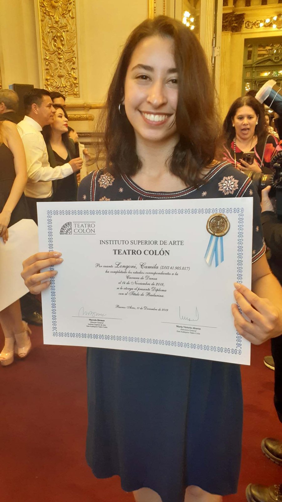 CAMILA LONGONI./ La bailarina, feliz, exhibe su diploma.