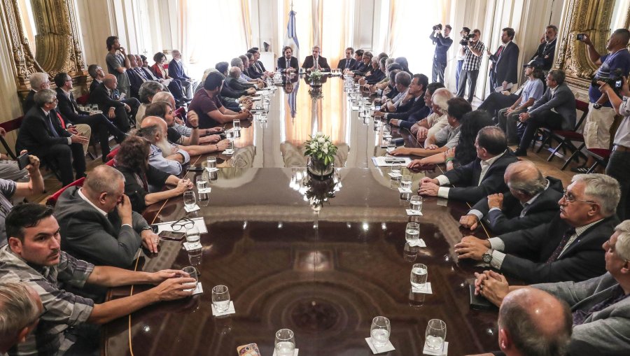 FOTO NA MESA AMPLIADA. Fern&aacute;ndez junto a representantes de distintos sectores.