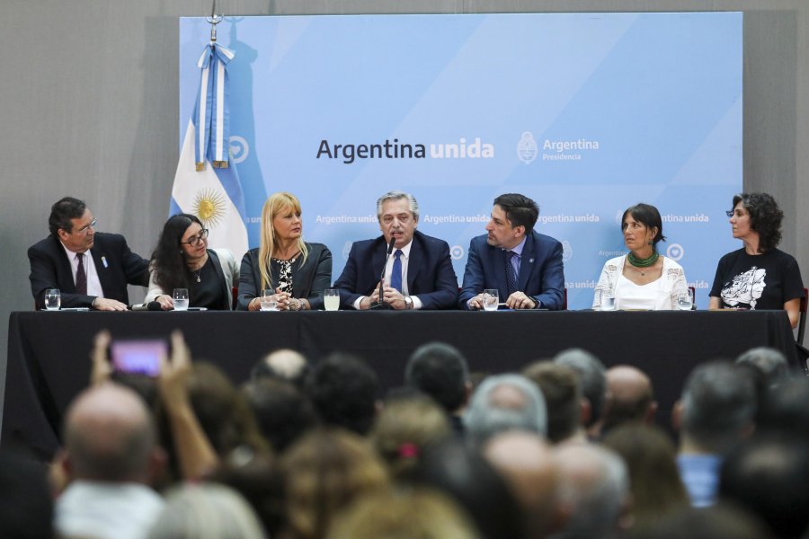 FOTO NA FERNANDEZ. Al presentar el plan de promoci&oacute;n de la lectura.