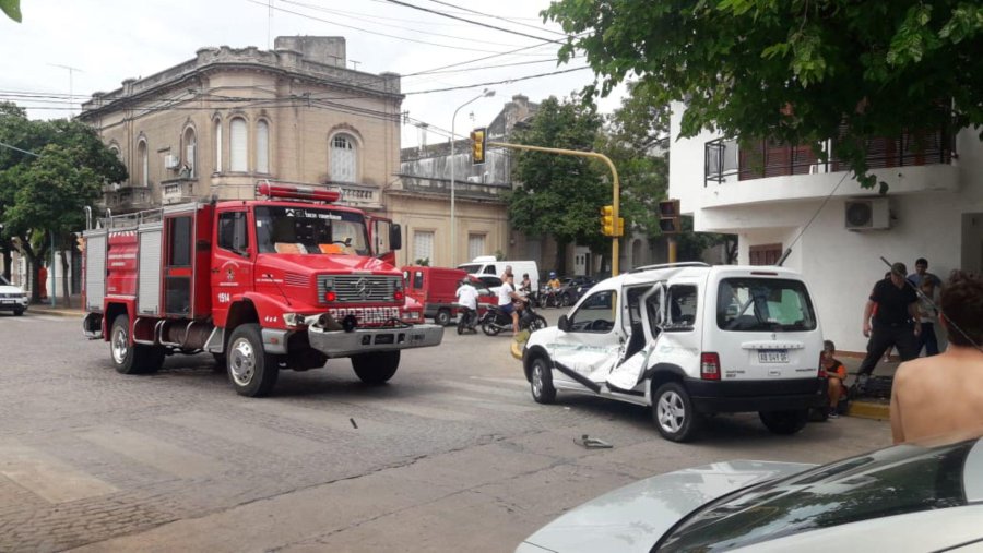 FOTO LA OPINION BOMBEROS ZAPADORES. Esta vez no llegaron al incendio porque primero sufrieron un accidente.