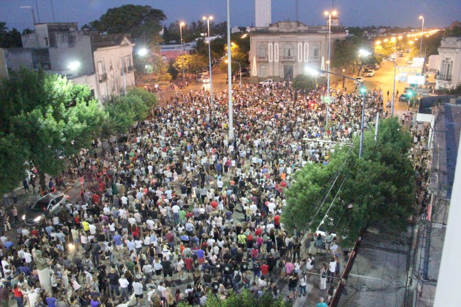 FOTO JORGE BARRERA IMPRESIONANTE MULTITUD. Se hablaba de m&aacute;s de cinco mil personas en la marcha de protesta contra la inseguridad en la tarde de ayer.  FOTO JORGE BARRERA QUEMA DE NEUMATICOS. Se llev&oacute; a cabo frente a la Municipalidad, frente a la Jef