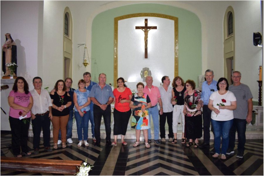 FOTO PRENSA PARROQUIA// MATRIMONIOS./ El grupo que particip&oacute; del oficio religioso.