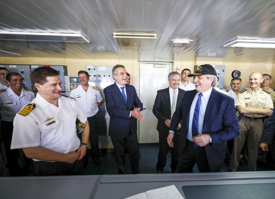 DESPEDIDA. El Presidente con oficiales y tripulantes del rompehielos Irizar.  RECORRIDA. Fernández en el Puente de Comando.