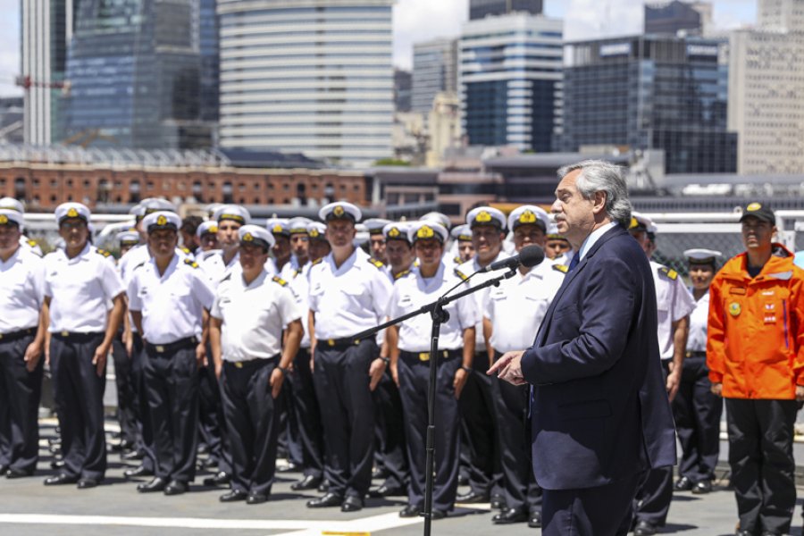 DESPEDIDA. El Presidente con oficiales y tripulantes del rompehielos Irizar.  RECORRIDA. Fern&aacute;ndez en el Puente de Comando.