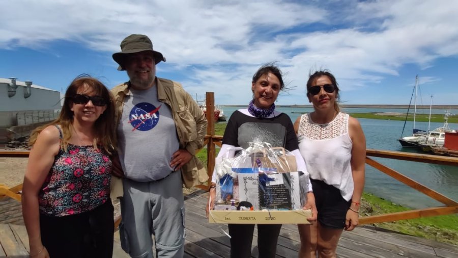 SUBSECRETARIA DE TURISMO// PRIMEROS TURISTAS./ La recepci&oacute;n brindada por autoridades el pasado 1 de enero. ANDREA Y CARLOS// Posan, con los obsequios, ante el id&iacute;lico paisaje santacruce&ntilde;o.